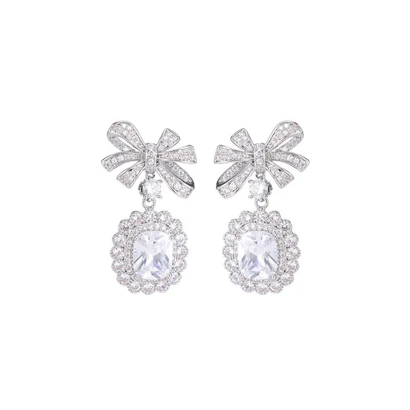 Un nicchia, un fiocco leggero e di lusso di fascia alta con orecchini in argento 925 con zirconi, abito da sposa, orecchini e orecchini da cena