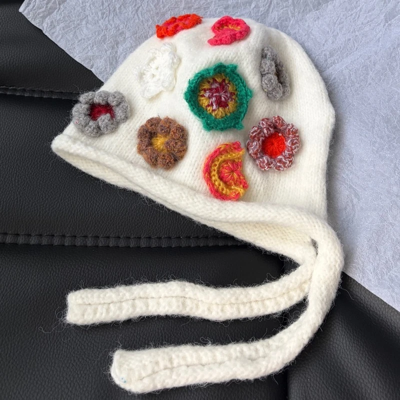 Koreanische Blumen-Handarbeit Gehäkelte Pullover-Mützen für Frauen, Warme und Vielseitige Ohrenschutz-Bombermützen für Herbst und Winter – Detail 5