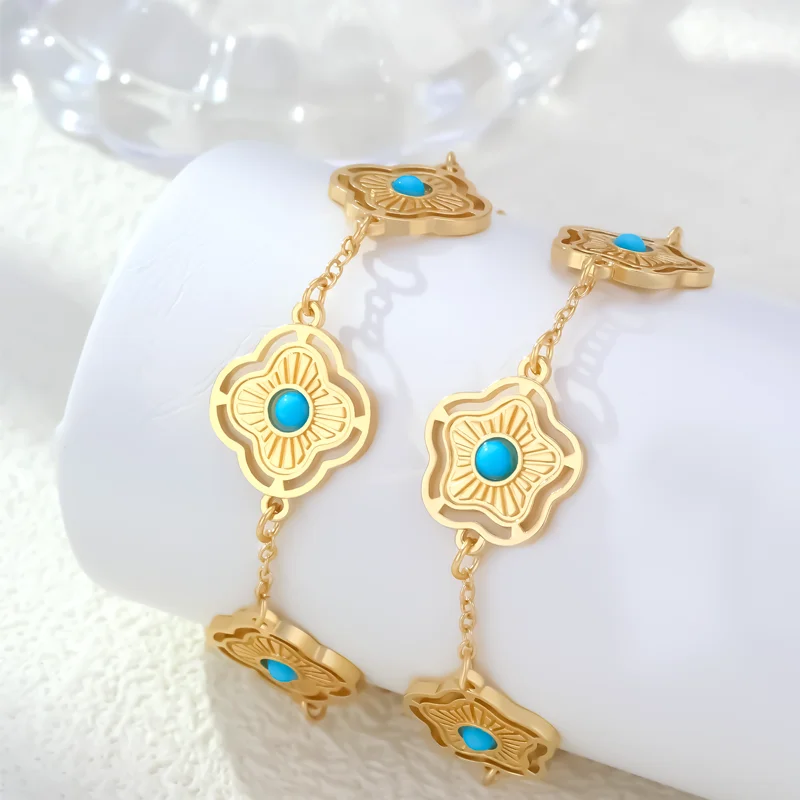 

An elegant and simple bracelet with a flower-shaped decoration featuring gemstones, stylish and versatile.