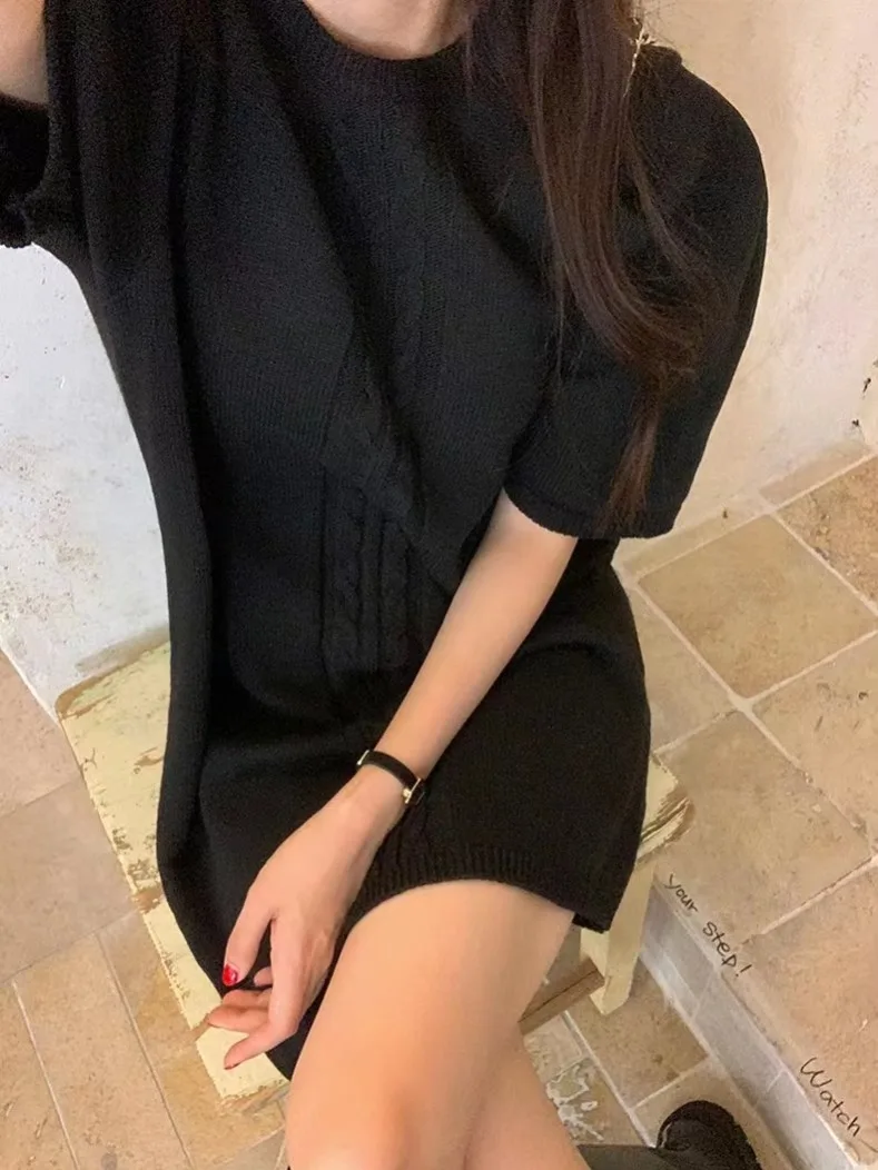 Elegancki, vintage'owy, okrągły, luźny sweter damski w stylu streetwear, kolorowy, na wiosnę i jesień, regularny krój, cienki.