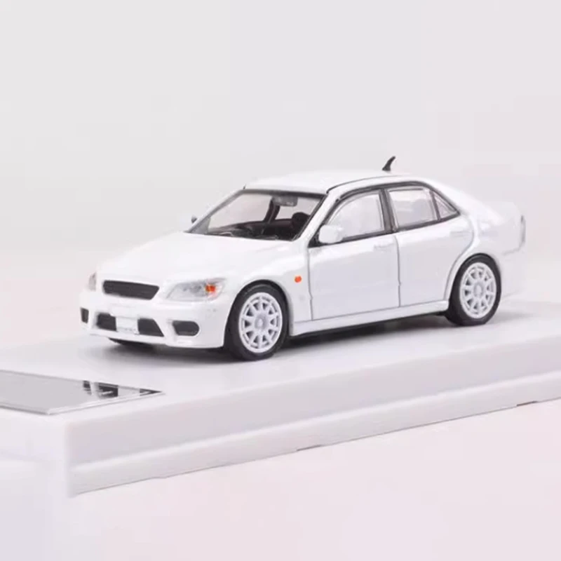 Diecast 1:64 Scale Altezza RS200 Alloy Car Model Gotowy produkt Symulacja Kolekcja zabawek Prezent Statyczny model Wyświetlacz Pamiątka