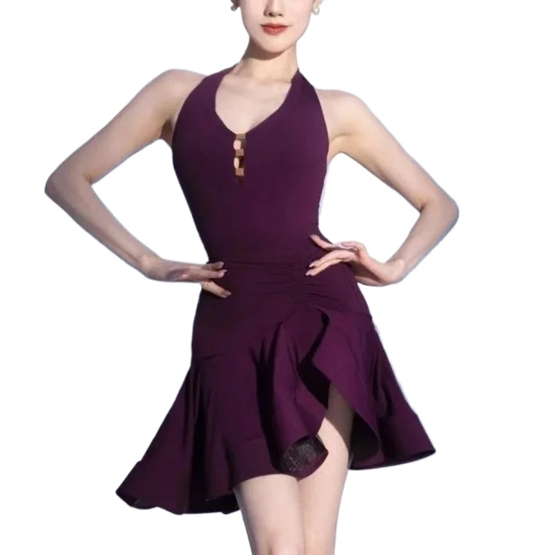 Zestaw do tańca latynoamerykańskiego dla dziewcząt: czarny trykot typu halter, fioletowa spódniczka z falbankami, kostium do samby, rumby i tańca liniowego dla kobiet.