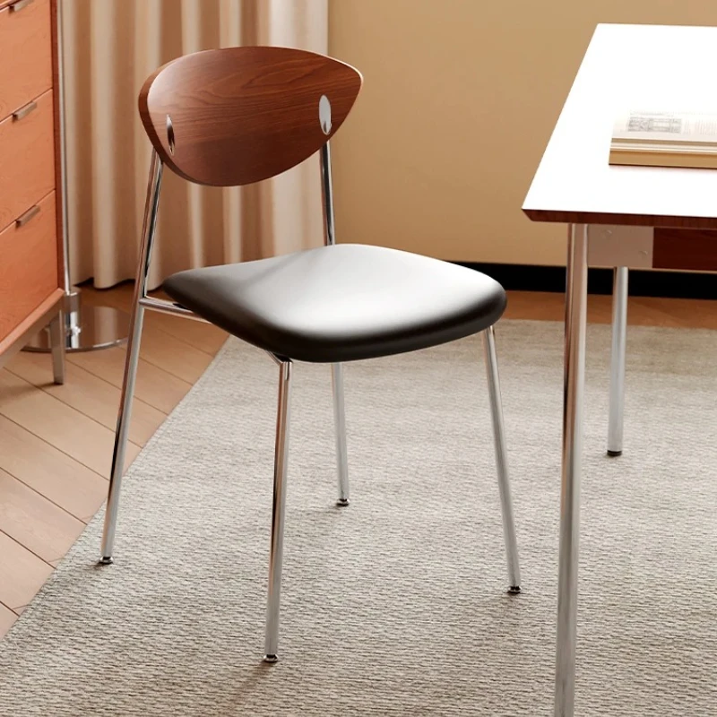 كرسي طعام صناعي عتيق من الفولاذ المقاوم للصدأ مع مسند ظهر خشبي مصمم للمقهى ومقعد مطعم بسيط