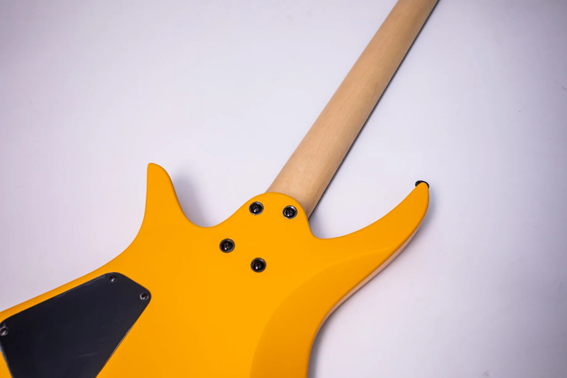 In stock. Can be shipped when placed. High quality yellow headless 6 string electric guitar. Factory direct. Can be customized.