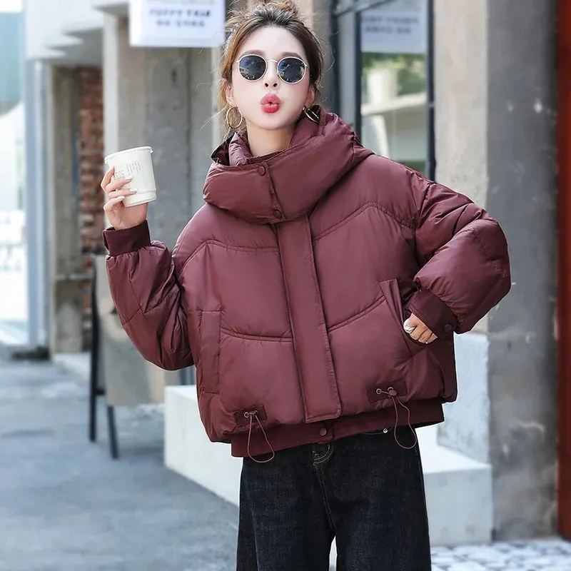 سترة نسائية عصرية كورية 2025New لخريف وشتاء فضفاضة بقلنسوة وسميكة ودافئة قصيرة من الخبز معاطف مبطنة بالقطن قطع علوية للسيدات