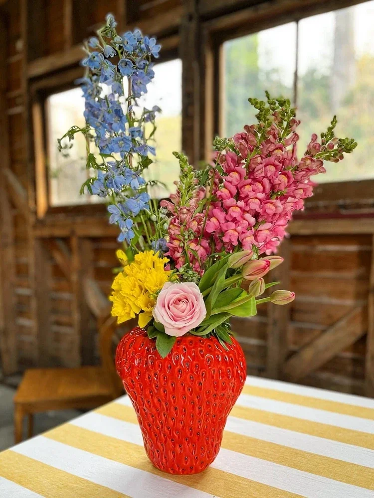 Creative design of strawberry vases, ceramic flower sets, TV cabinet decorations, hydroponic flowers, flower vases, home decor