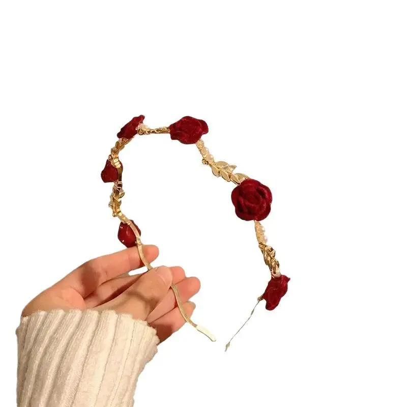 Elegante Rosenblüten-Stirnbänder mit künstlichen Perlen und goldenen Blattdetails für Hochzeiten, Brautpartys und den täglichen Gebrauch. – Detail 5
