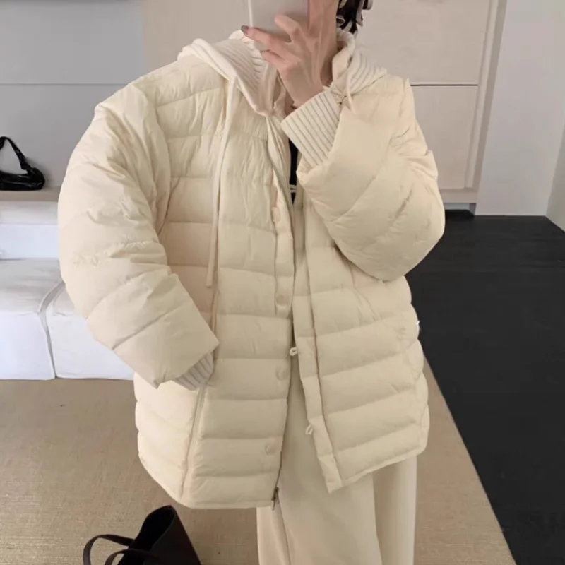 سترة نسائية متوسطة الطول، طراز شتوي جديد، عصري ومتعدد الاستخدامات، مع قبعة محبوكة قابلة للفصل، معطف فضفاض ودافئ.