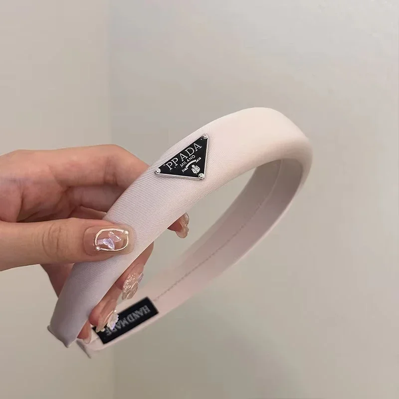 New 2026 Women's Velvet Hair Band - Retro Wide Hair Circle with Metal Logo Plate - Elegant and Stylish Daily Hair Accessory