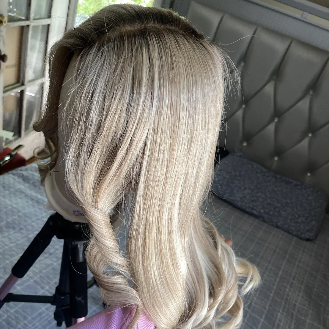 Peruka syntetyczna ombre z luźnymi falami, modne pasemka, jasny blond, peruka typu lace frontal HD z transparentną koronką, wyprzedaż.
