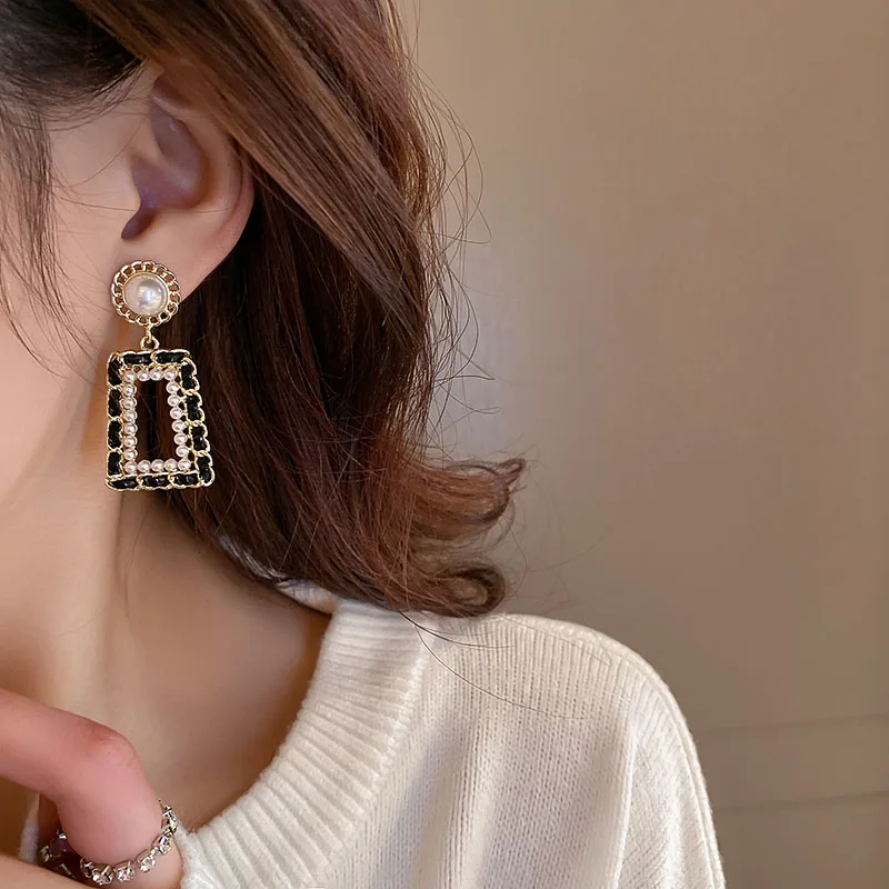 Pearl Geometric Dangle Earrings for Women Retro Leather Xiaoxiang Luxury Houndstoot Earring 2024 New Trend Autumn Winter Jewelry