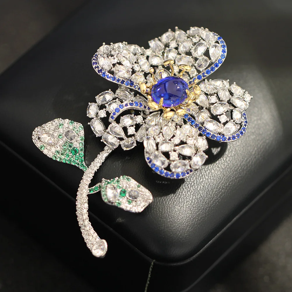 新しいハイエンド高級ジルコン象嵌赤と青の花のブローチ女性のためのエレガントな立体デザインアクセサリーピンギフト