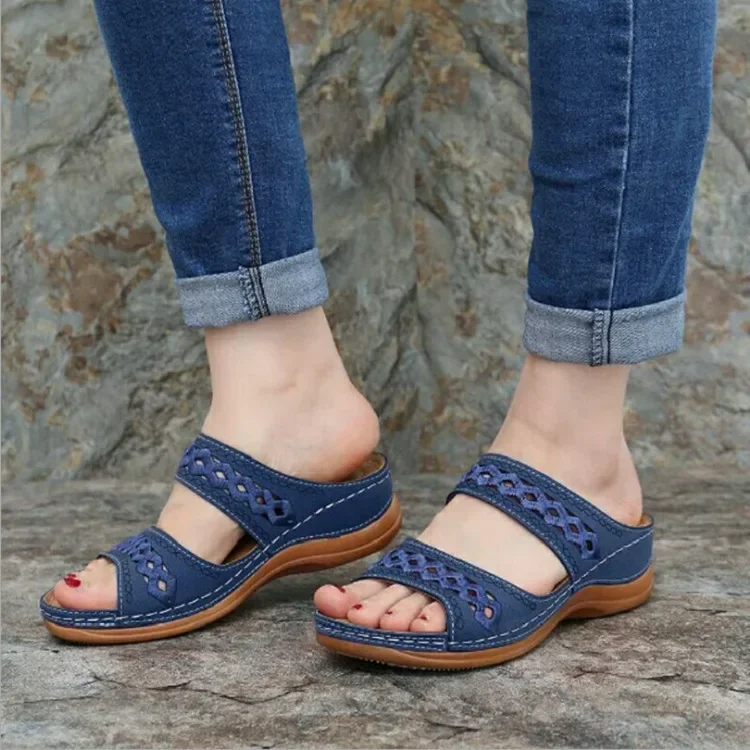 I sandali da donna in stile europeo e americano della nuova moda estiva sono pantofole da donna con tacco piatto traspiranti e facili da indossare