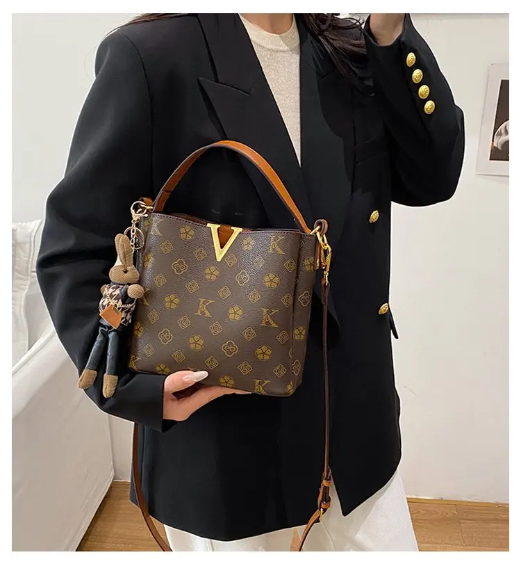 

2026 New Bucket Bag Women's Presbyopia High-end Commuting Shoulder Messenger Bag Fashionable Retro Handbag Luggage