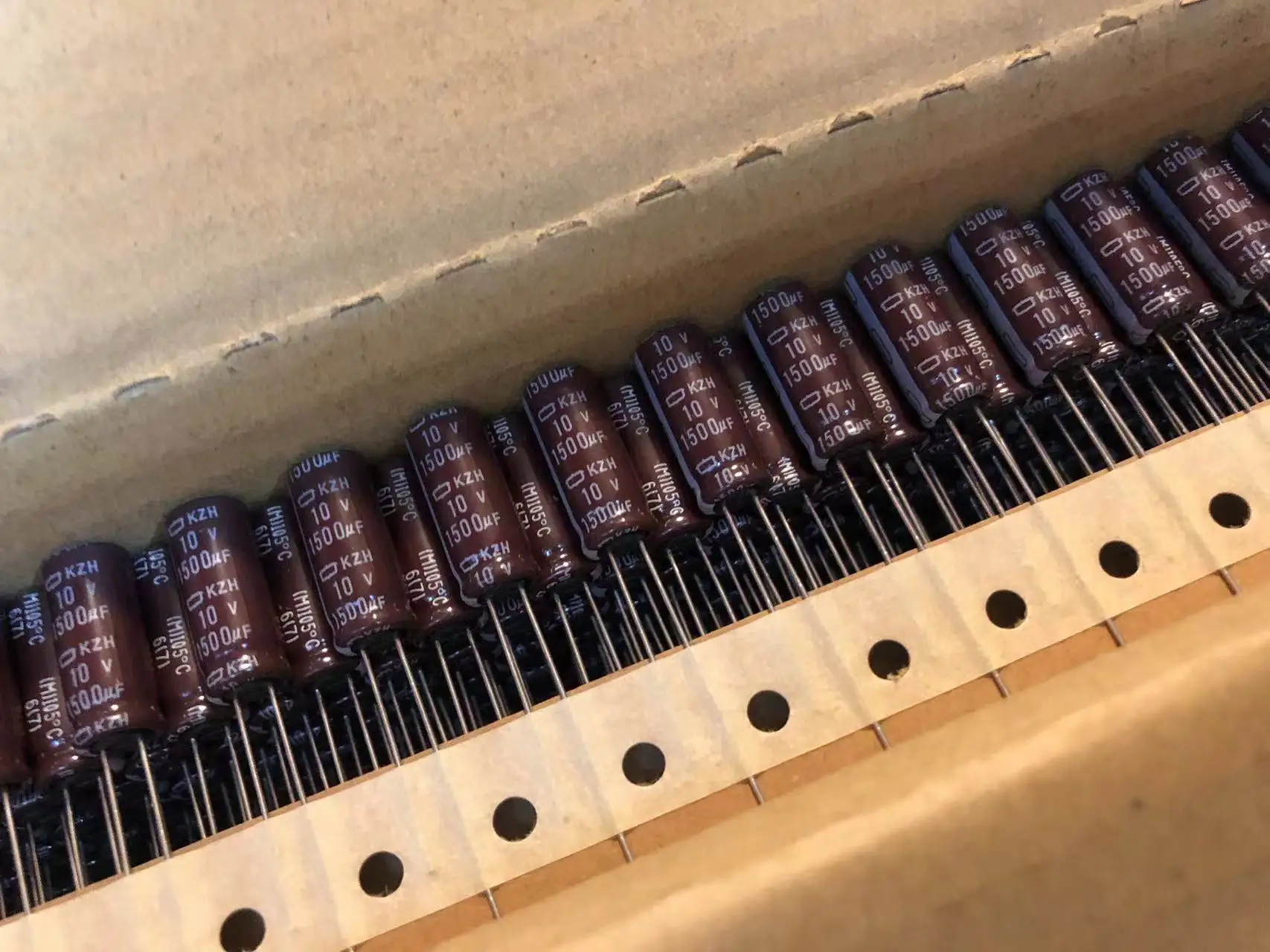 2024 hot sale Imported NIPPON electrolytic capacitor 1500uf 10v 10V1500UF 8X20 KZH long life of 105 degrees brown