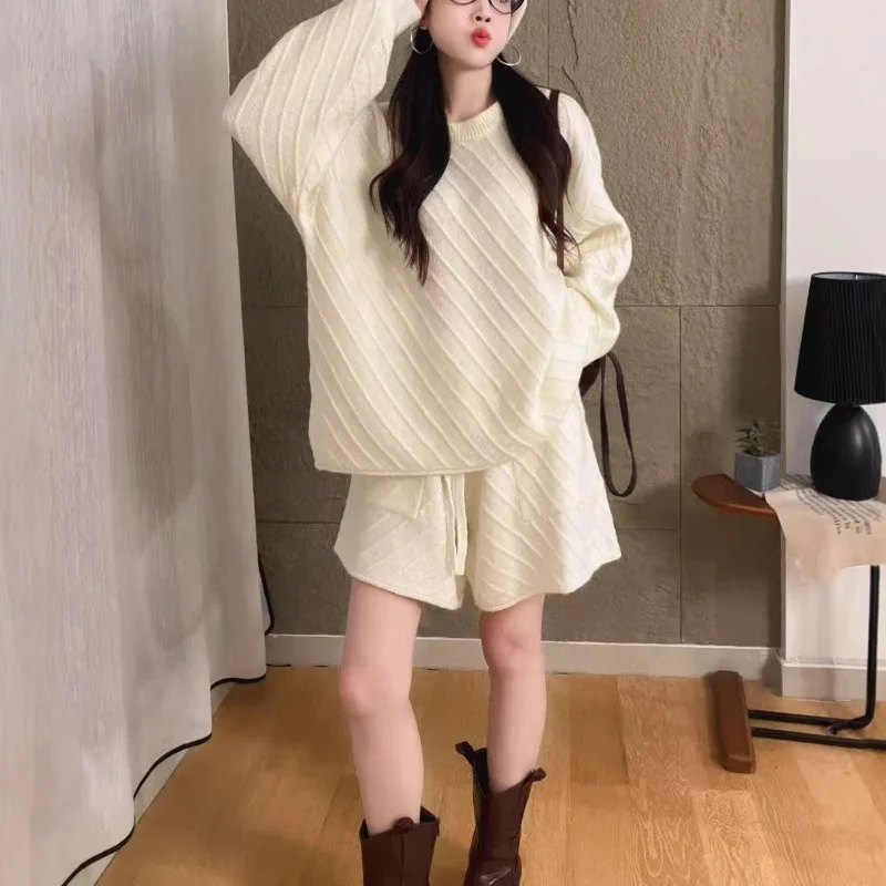 Nuovo set da due pezzi per ridurre l'età autunno e inverno da donna: top casual lavorato a maglia a righe diagonali larghe con girocollo e pantaloncini