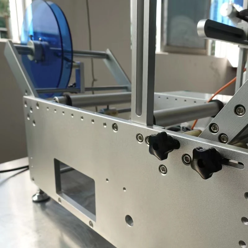 Mt-50 Hand Operation Small Manual Labeling Machine for Round Bottles Plastic Bottle Cans Sticker Semi-auto Labeling Machine