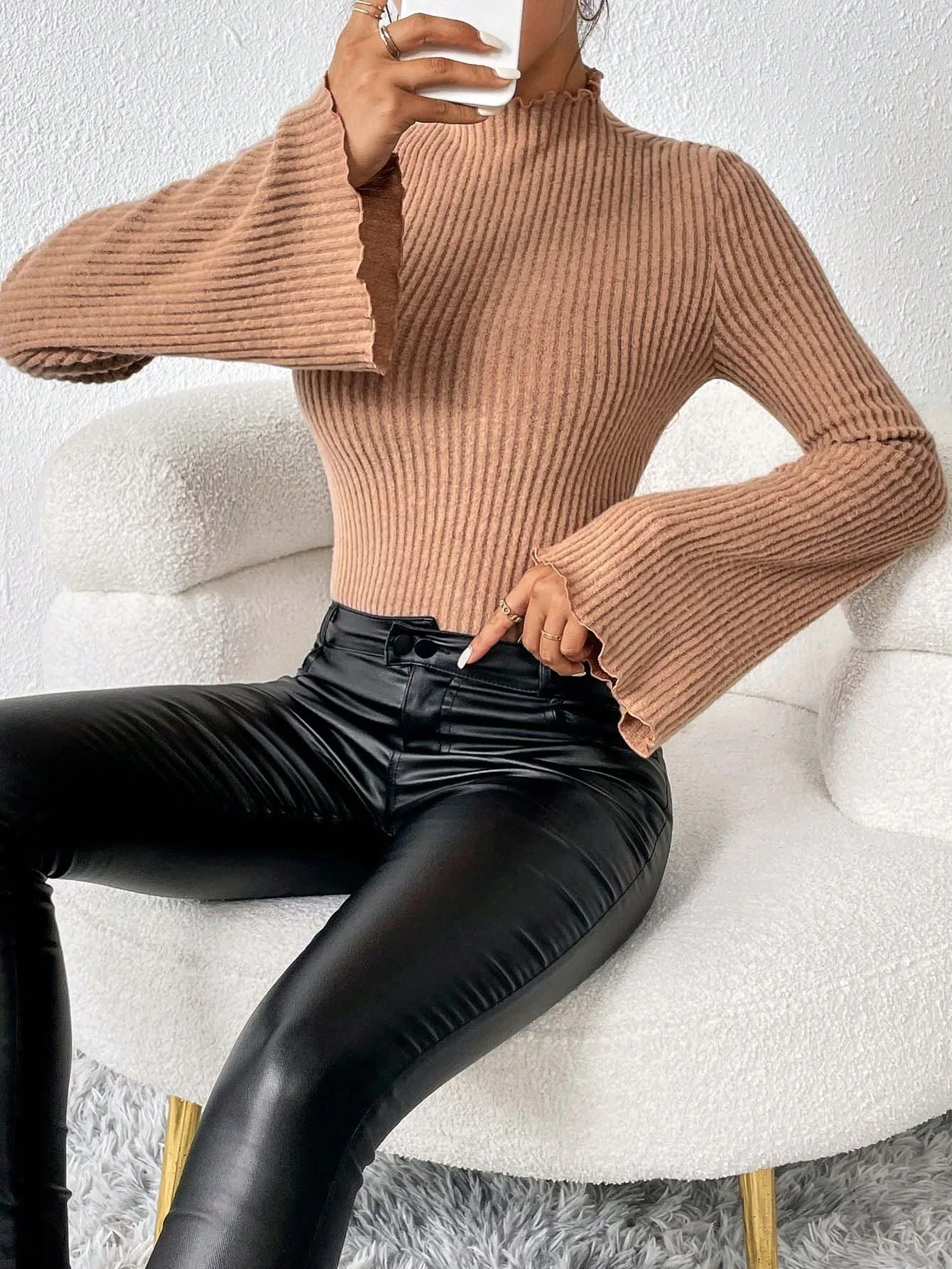 Damen-Bodysuit aus geripptem Strick in Khaki mit Stehkragen und ausgestellten langen Ärmeln, lässiger, schmal geschnittener Einteiler für den Alltag, Streetwear und Herbst-Styling – Detail 5
