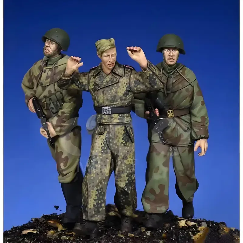 1/35 Resin Soldier Model World War II Soviet Soldiers Carrying War Criminals (Three People) GK White Model Handmade