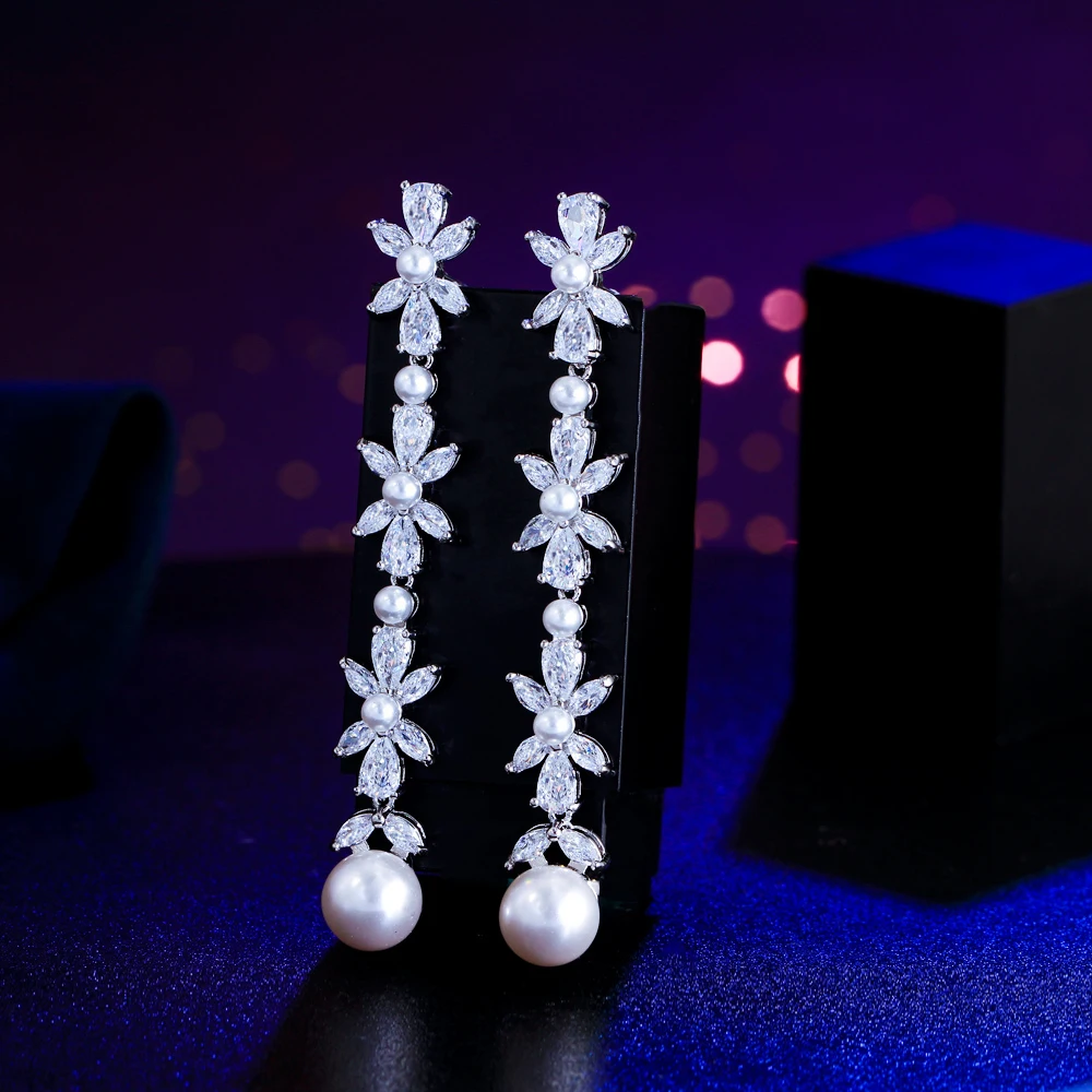CWWZircons Glänzende weiße CZ-Silberfarbene lange hängende Perlen-Blumen-Blatt-Zirkonia-Ohrringe für Damen, Hochzeit, Großhandel E0916 – Detail 4