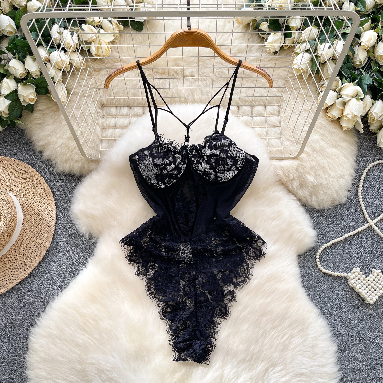 บอดี้สูทผู้หญิงแบบผูกคอเปิดหลัง แต่งผ้าลูกไม้สไตล์วินเทจ ทรงเข้ารูป ชิคๆ