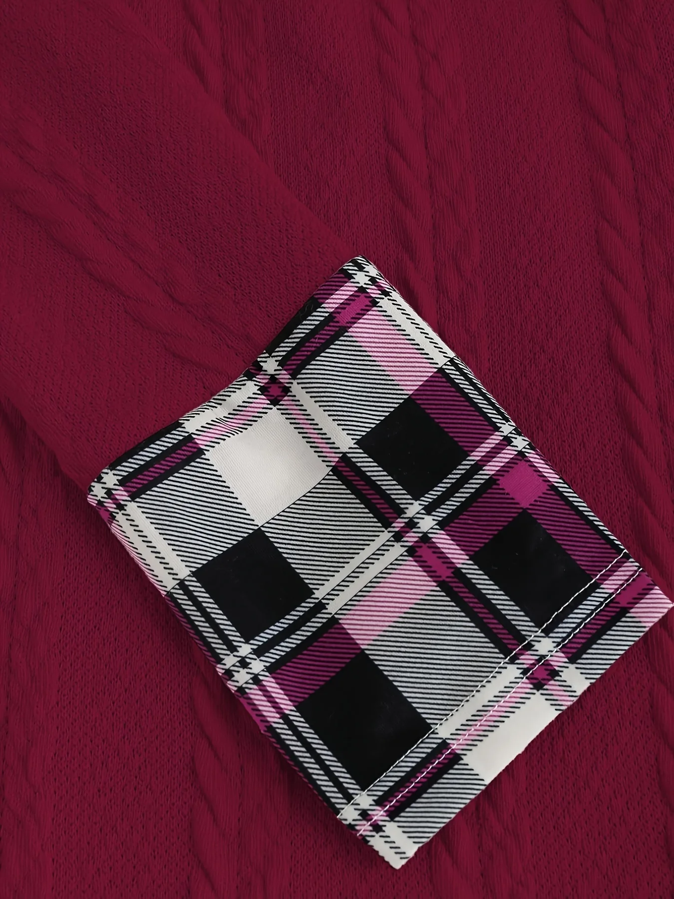 Damen-Kleid mit Karomuster, Kapuze, hoher Taille, A-Linie, lange Ärmel, aus Strick, mit dekorativer Schnallendetail. – Detail 18