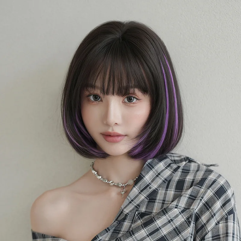 Short straight wig with inward curls, purple highlights, full head cover, synthetic fiber, high-quality high-temperature fiber