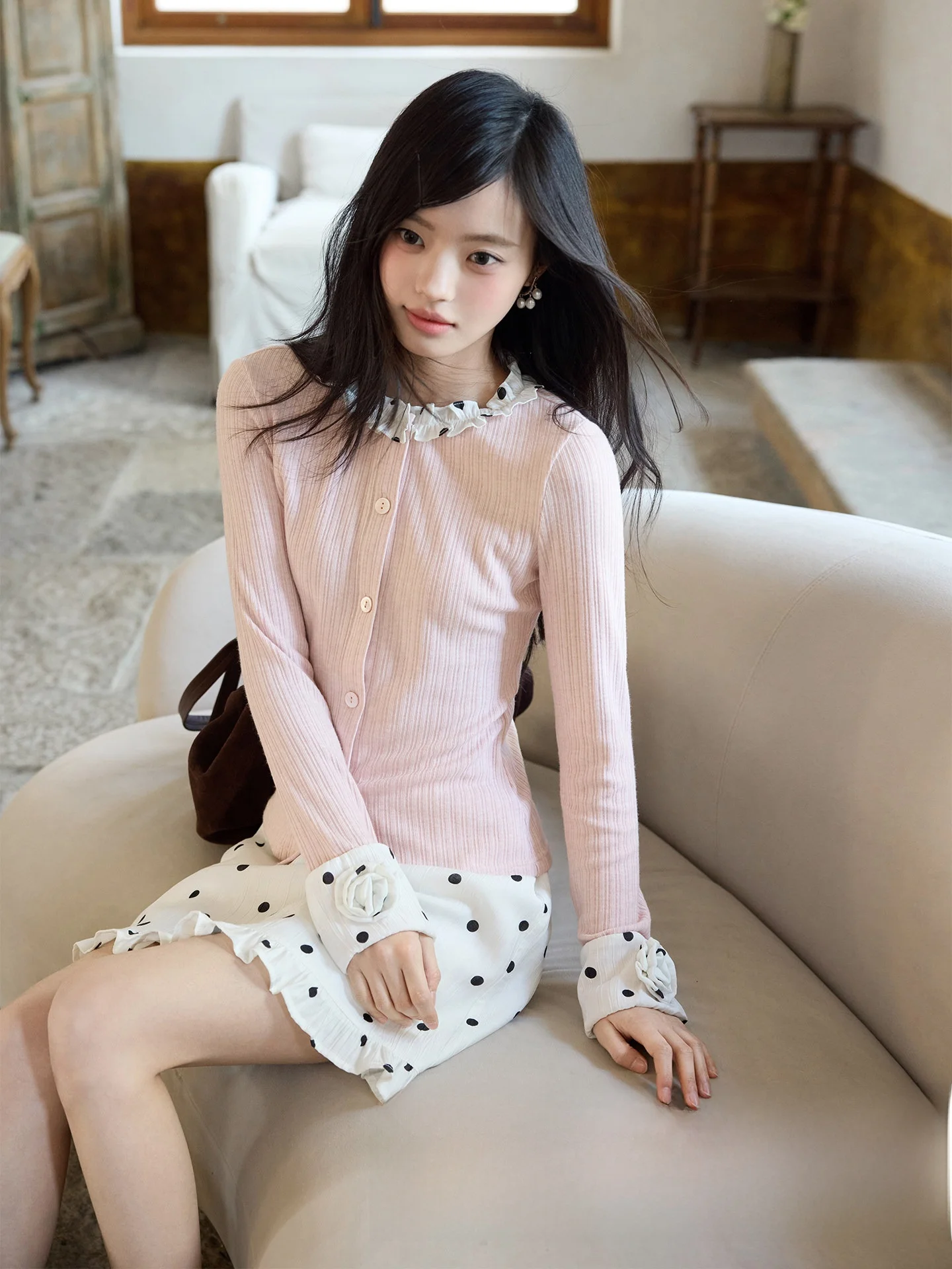 

Корейский модный комплект Ele Spring 2026 для женщин: уникальная короткая юбка и топ с высокой талией и узором в горошек