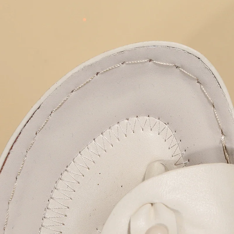 Damen Verstellbare Keilabsatz-Sandalen mit Knopfverschluss, Orthopädischer Fußgewölbestütze, Perforierte Sommer-Plateau-Flip-Flops – Detail 3