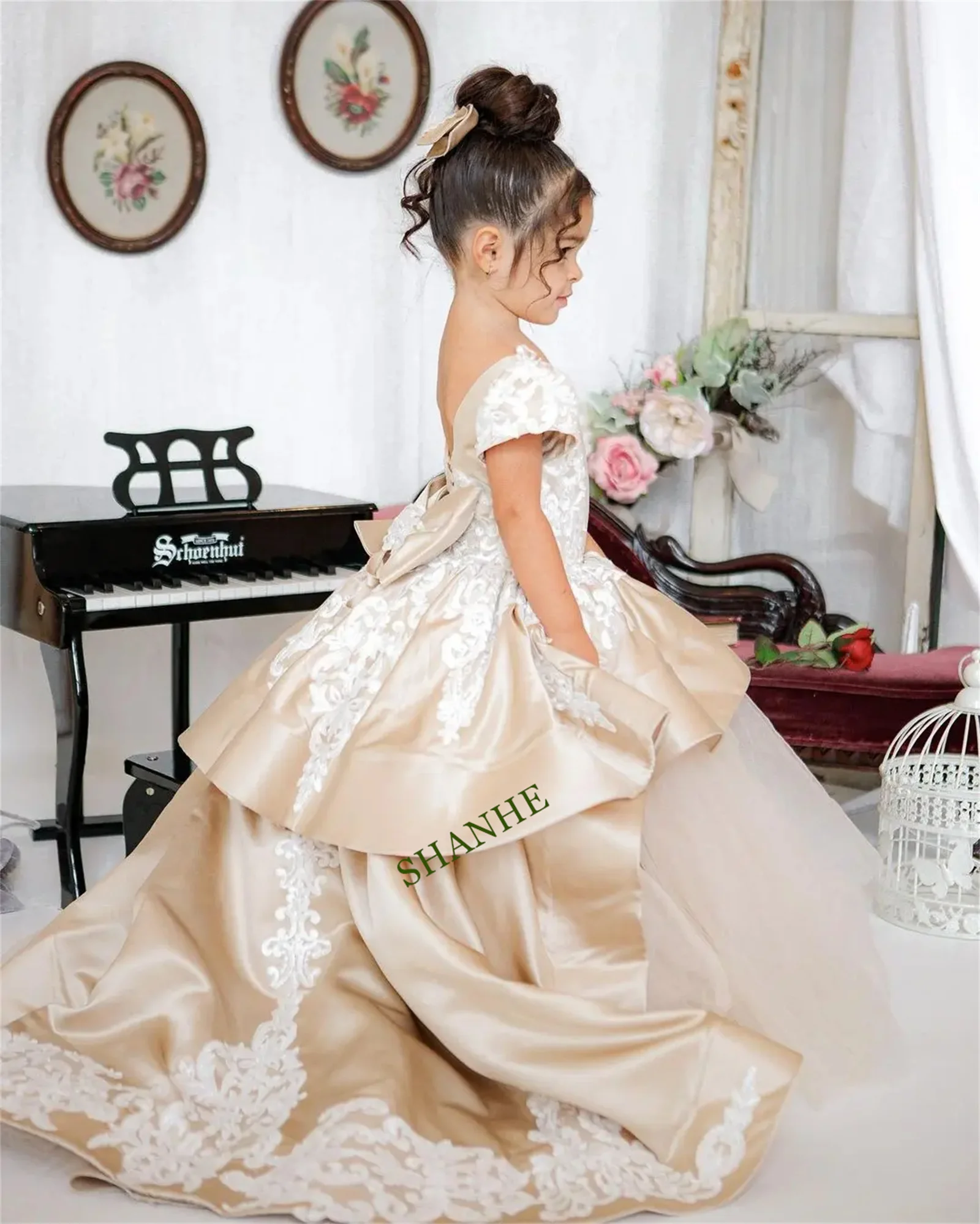 

Сделано на заказ. Платье с цветочным узором для девочек. Юбка принцессы с рукавами и рюшами. Тюлевая атласная цветочная аппликация. V-образная спина с бантом и скользящим шлейфом.