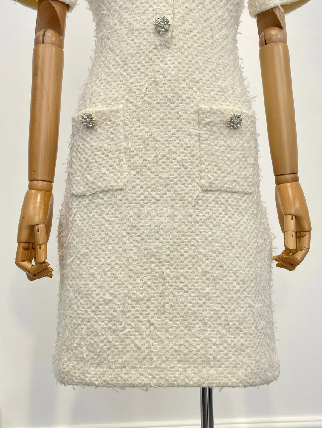 2025 Novo mini vestido branco elegante de manga curta com diamantes para mulheres