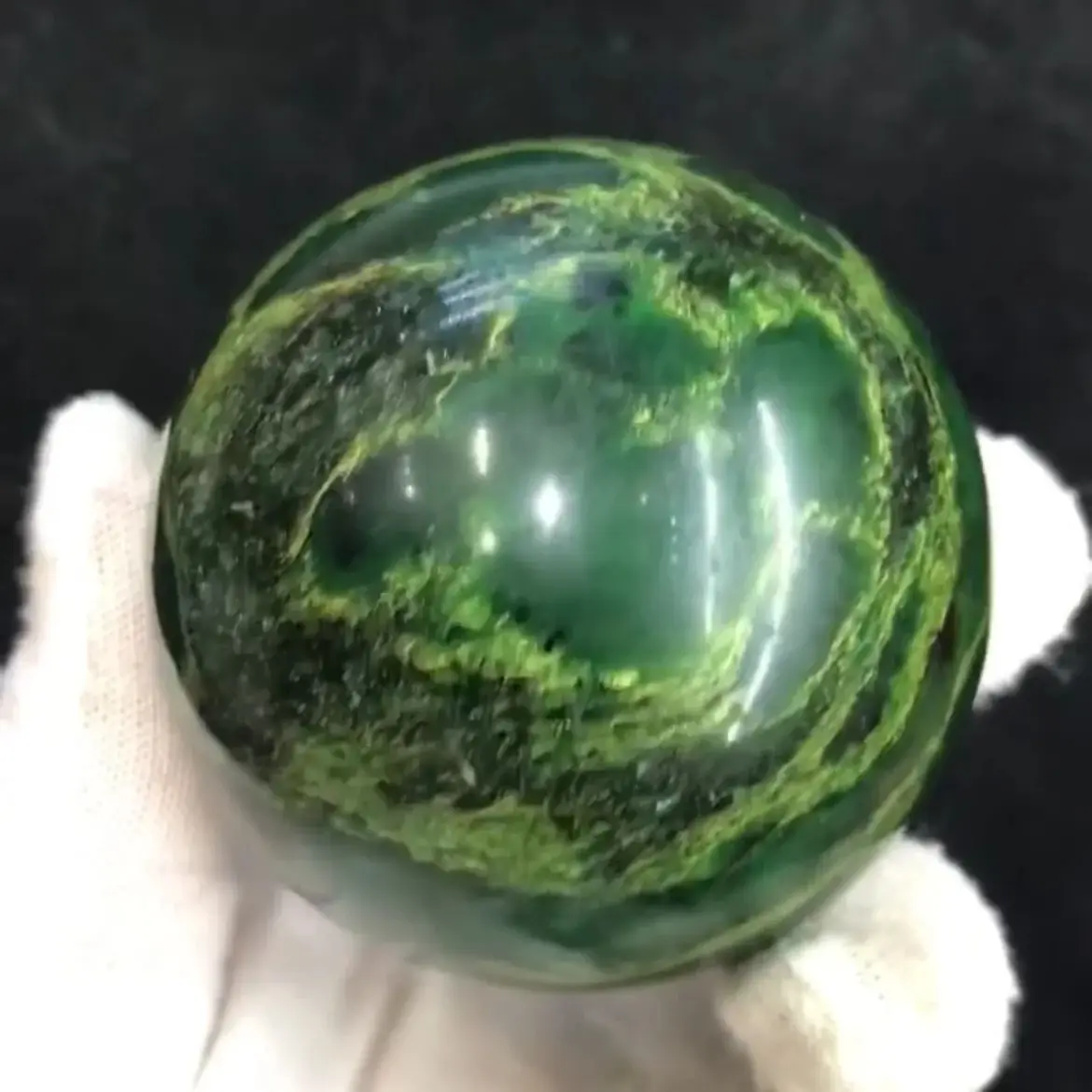 Natural Emerald Quartz Crystal Ball Rare Green Rock Gemstones Emeraude Mineral Sphere Collections Chakra Meditation Room Decor