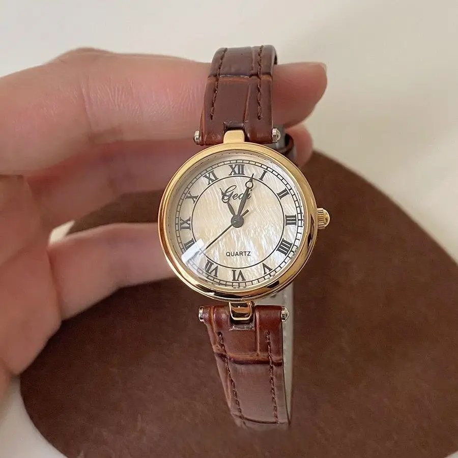 Neue Damenuhr im Vintage-Stil mit Perlmuttzifferblatt, leichter Luxus, exquisit und raffiniert, modische Quarzuhr für Studenten