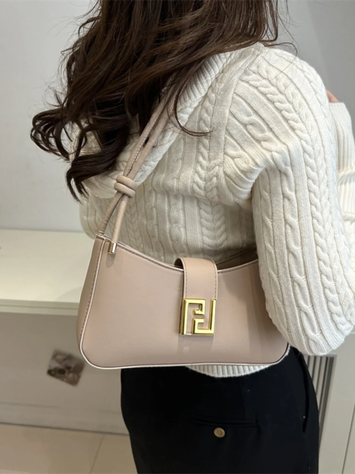 High-End Women's Faion oulder Bag Underarm Crossbody Small Square Bag Versatile Trendy Autumn Winter New Sle Korean Sle