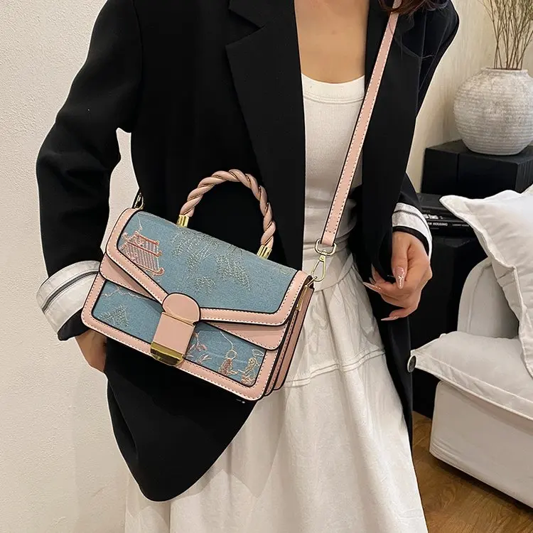 

Осень 2145, новинка 2024, маленькая квадратная сумка из искусственной кожи среднего размера, модная повседневная нишевая дизайнерская сумка, тип чехла