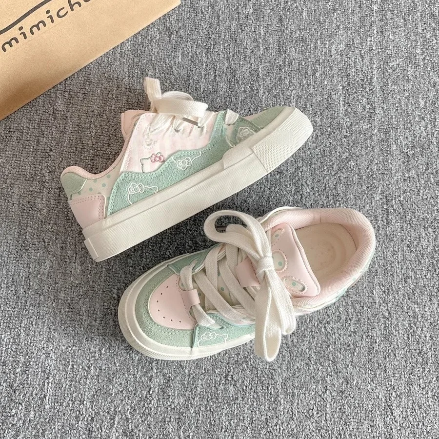 

Белые женские туфли на толстой подошве из бисквита, новинка 2025, универсальные суперпопулярные туфли для хлеба, увеличивающие рост, повседневные спортивные туфли для доски