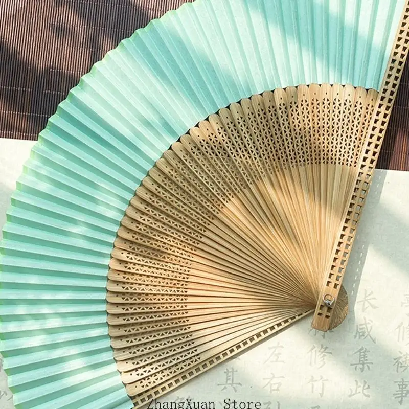 Eleganter chinesischer Faltfächer mit seidenartigem Stoff, ideal für Fotoshootings und traditionelle Kostüme. Handgefertigter Fächer, 3XUF. – Detail 4