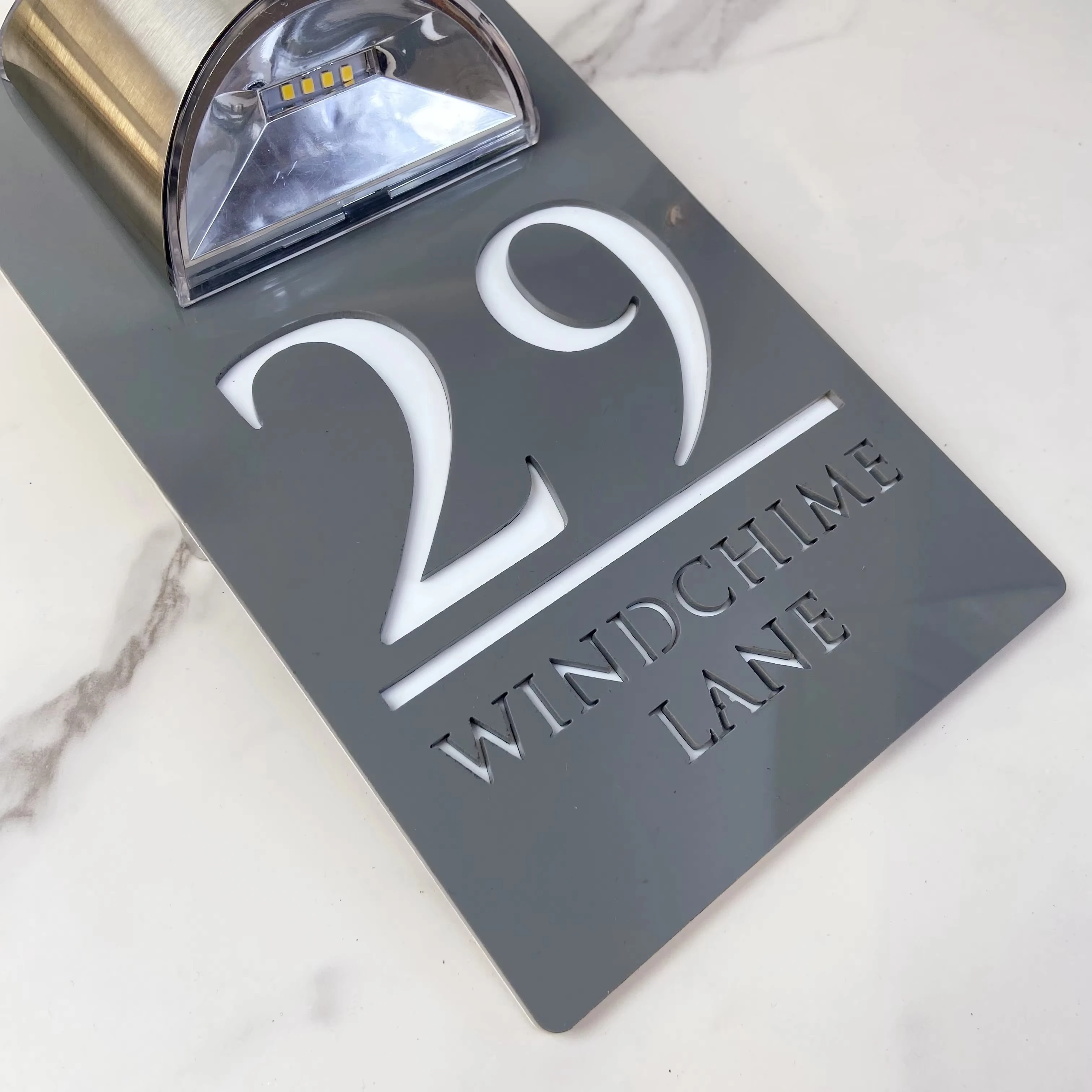 Gepersonaliseerde LED-huisnummerbord op zonne-energie, op maat gemaakte acryl verlichte adresplaquette met familienaam, buitendeur en wanddecoratie