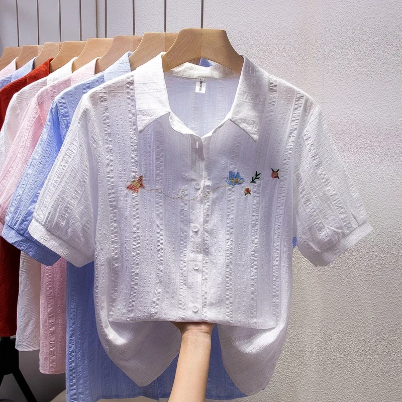 

Женская хлопковая блузка с цветочной вышивкой и коротким рукавом - Свежая летняя модель 2025 года с отложным воротником и рукавами-фонариками