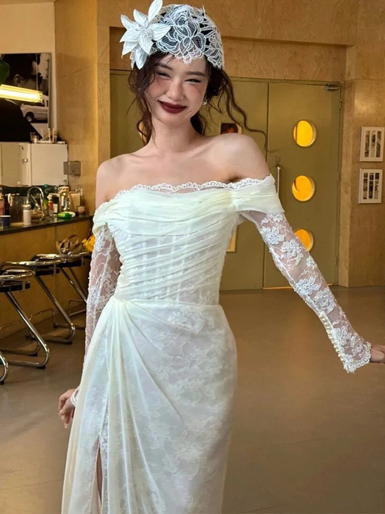 

Ретро-кружевное свадебное платье с длинными рукавами и шлейфом для зимней свадьбы на открытом воздухе, с фатой-вуалью для выхода.