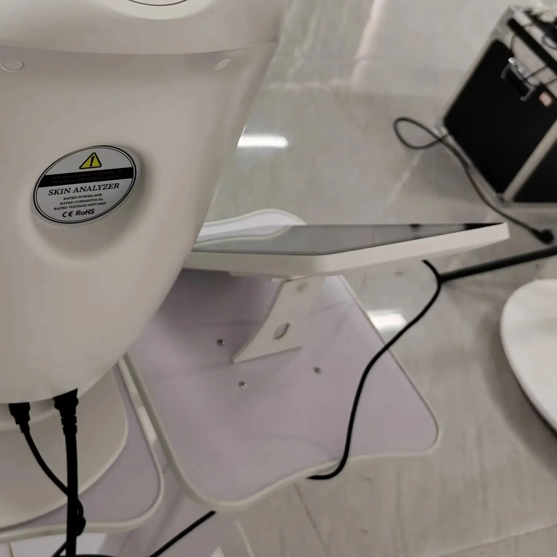 

Professional Skin Analyzer Beauty Salon 15.6 inch 3D Facial Skin Analyzer Machine 8 Light Spectrum Skin Analysis Scanner