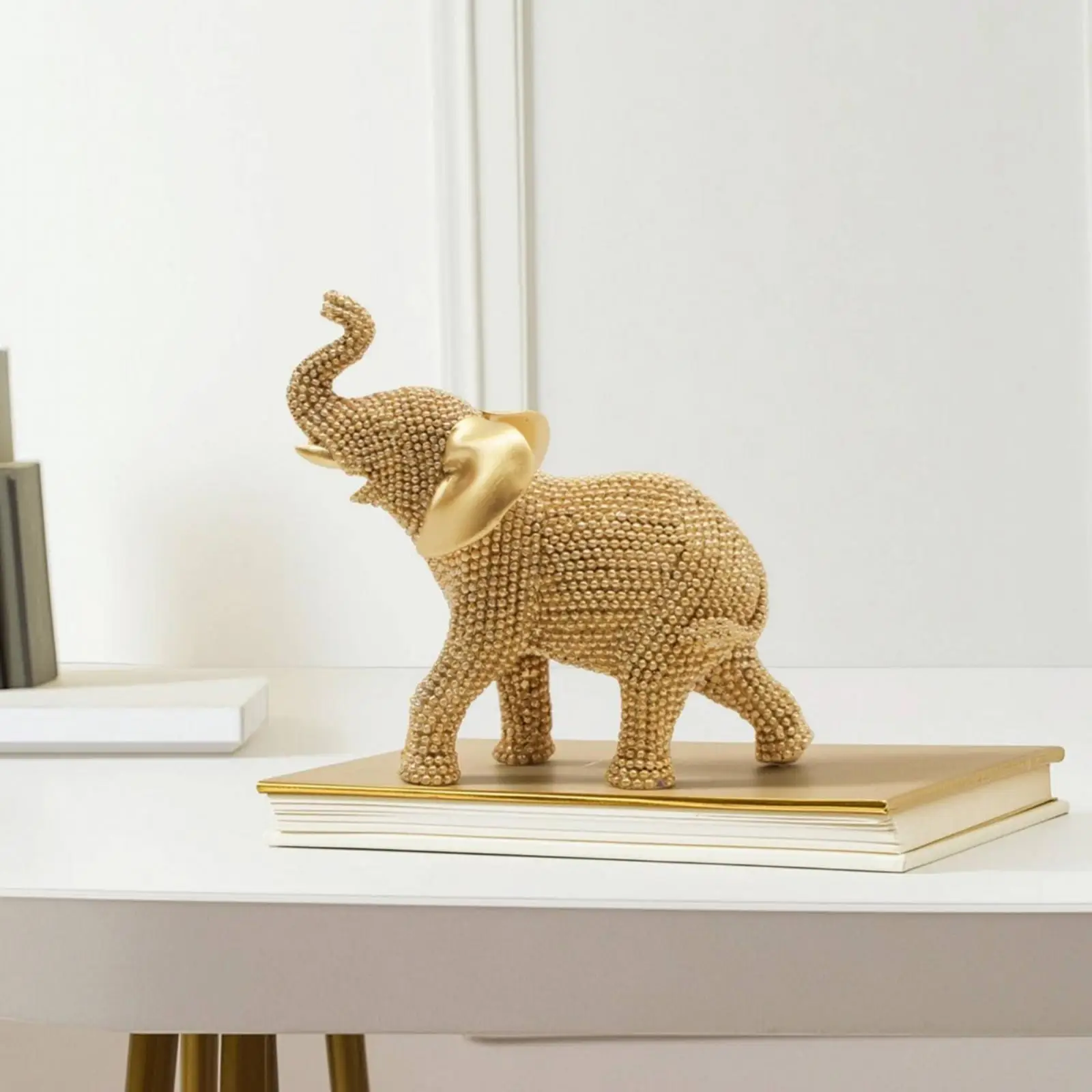 figurinha-decorativa-de-mesa-dourada-com-textura-esculpida