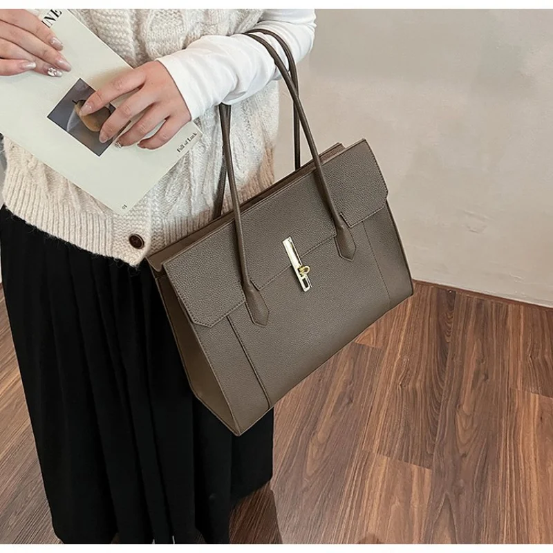 

Ladies Shoulder Bag Made Of Fine Leather Boasting Trendy Daily Look​