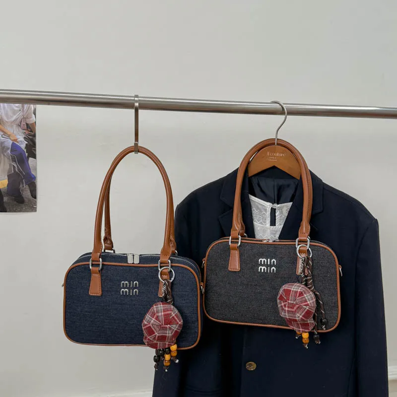 

1 шт. 2026 Модный комплект джинсовой сумки - мини и большой, с вышивкой в стиле ретро, съемный клетчатый шарм, разноцветный для женщин