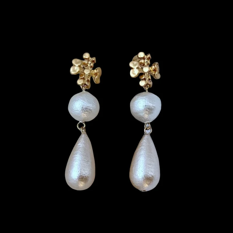 

New European and American fashion light luxury gentle style pearl earrings