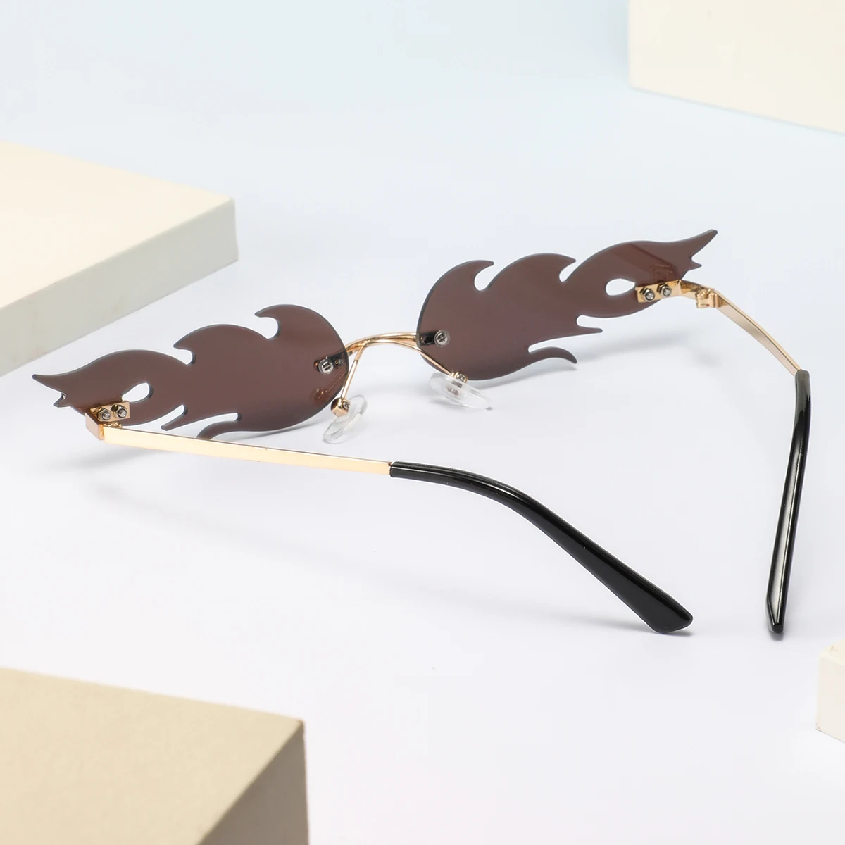 Une paire de lunettes de mode - Street Fashion Photoshoot avis et prix