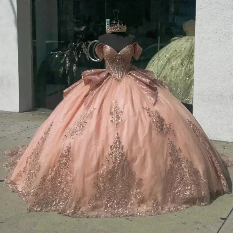 Abiti Quinceanera rosa lucido con spalle scoperte Principessa Applique Perline di pizzo Fiocco di cristallo Tull Dolce 16 Abito da festa di compleanno Vesti