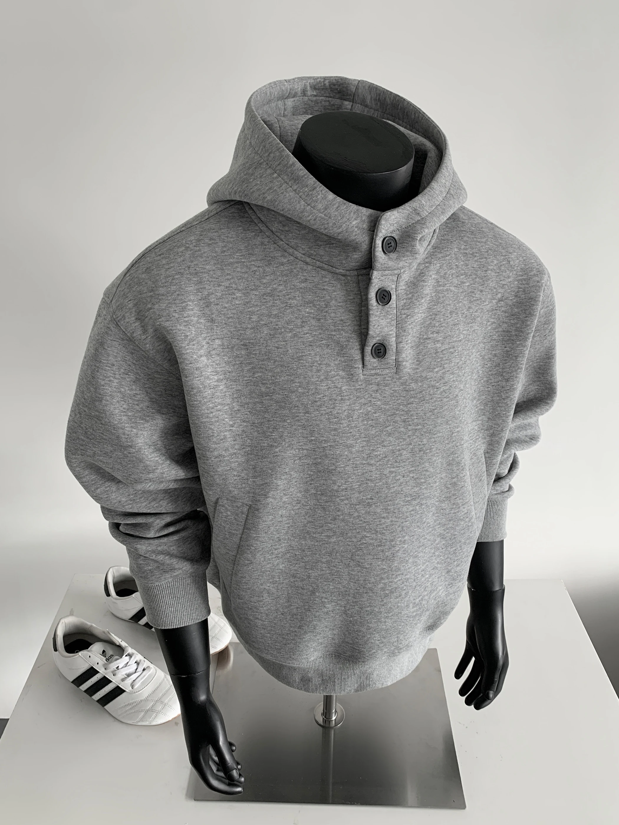 ヘビーウェイト400Gメンズフーディ、ボックスシルエットのアメリカンスタイル、綿とポリエステルの混紡、ロングスリーブ、ヘンリーカラー付きスウェットシャツ