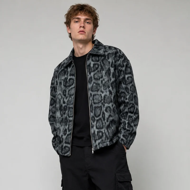 Herrenjacke mit Leopardenmuster und Reißverschluss, Streetwear, lässiger Schnitt, lockere Passform, Tiermuster, modische Oberbekleidung. – Detail 5