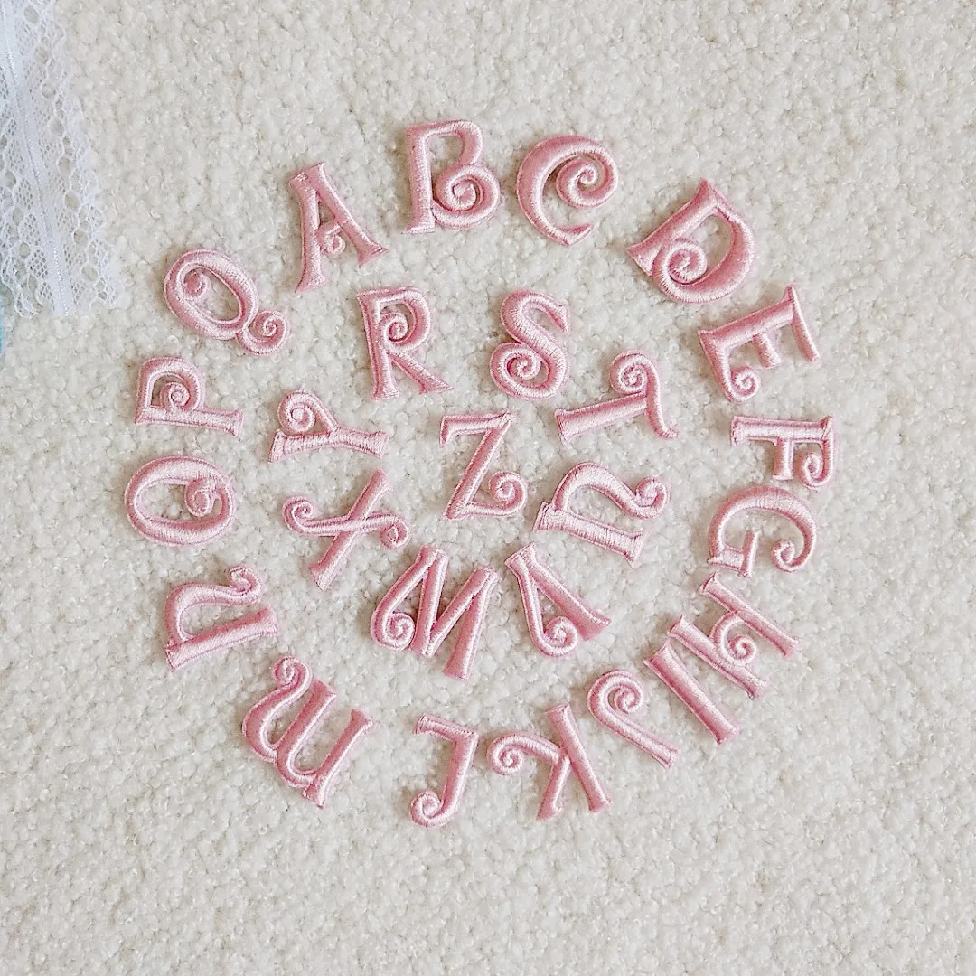 patches-de-tecido-bordados-em-rosa-com-letras-do-alfabeto-acessorios-feitos-a-mao-adesivos-para-reparo-de-roupas-26-letras